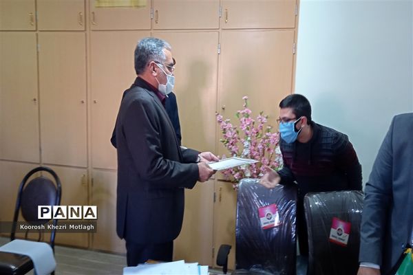 نشست توجیهی و آشنایی اعضای هیات رئیسه مجلس دانش‌آموزی با مدیر آموزش و پرورش کازرون