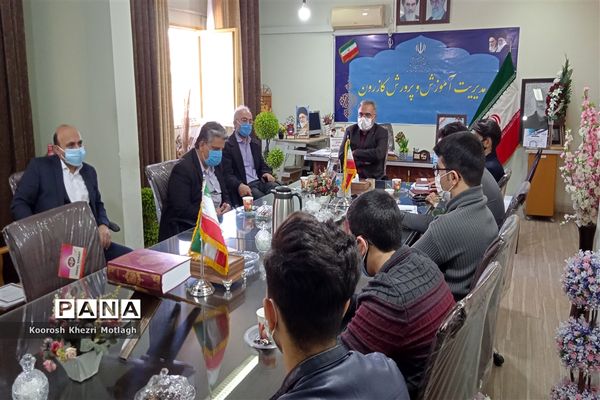 نشست توجیهی و آشنایی اعضای هیات رئیسه مجلس دانش‌آموزی با مدیر آموزش و پرورش کازرون