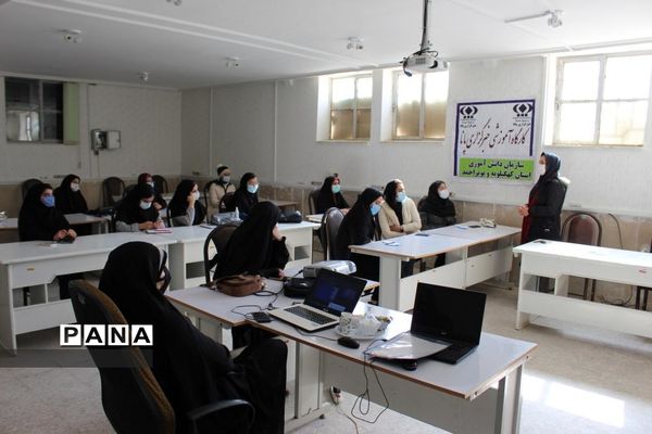 دوره مقدماتی خبرنگاری  ویژه دانش آموزان دختر در یاسوج با موضوع گزارشنویسی