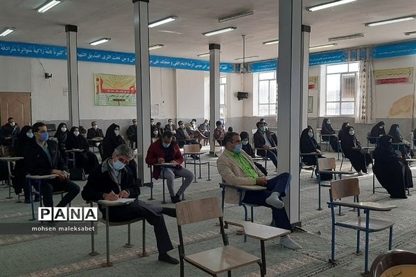 نشست مدیر، معاونان و مربیان پیشتاز شهرستان مهریز  با مسئولان، کارشناسان و اساتید سازمان دانش‌آموزی استان یزد