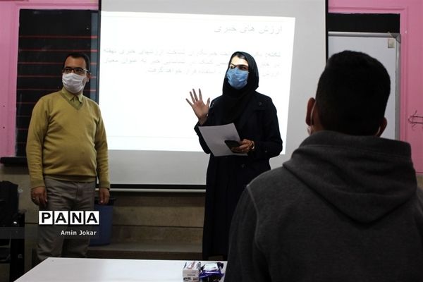 بازدید رئیس سازمان دانش‌آموزی فارس از محل برگزاری دوره خبرنگاری دانش‌آموزان پسر شیراز