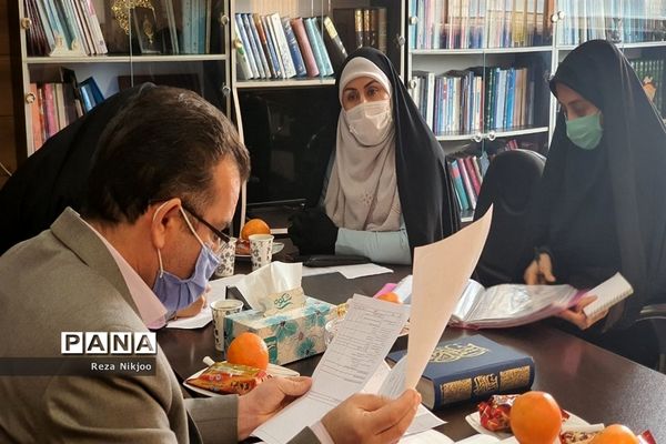 بازدید ناظرین استانی از فعالیت‌های آموزشی بهارستان یک
