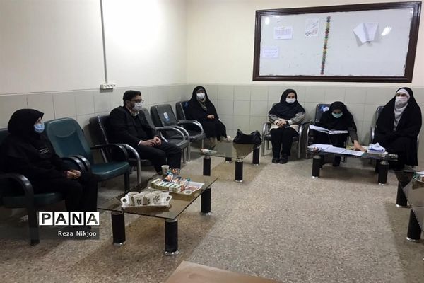 بازدید ناظرین استانی از فعالیت‌های آموزشی بهارستان یک