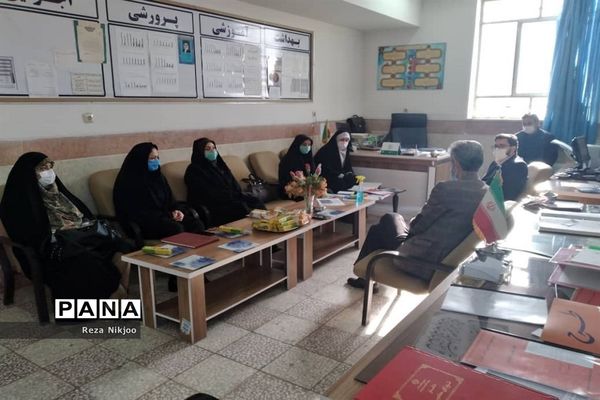 بازدید ناظرین استانی از فعالیت‌های آموزشی بهارستان یک