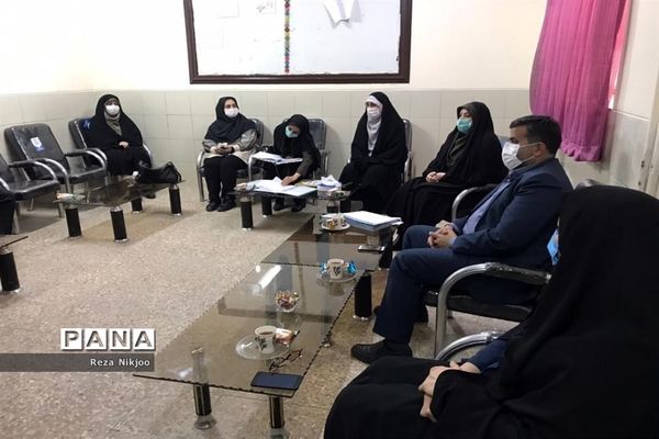 بازدید ناظرین استانی از فعالیت‌های آموزشی بهارستان یک