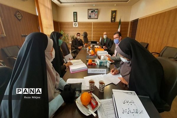 بازدید ناظرین استانی از فعالیت‌های آموزشی بهارستان یک