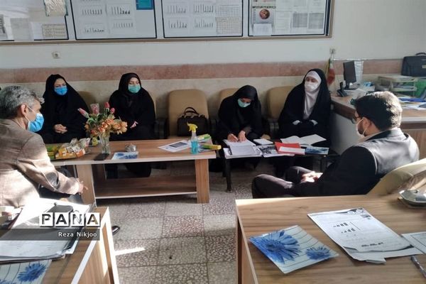بازدید ناظرین استانی از فعالیت‌های آموزشی بهارستان یک