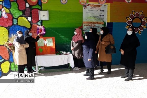 نواختن زنگ انقلاب در مدارس شهرستان امیدیه