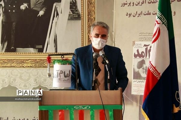 نواختن زنگ استانی انقلاب در دبیرستان طوبی ناحیه 2 یزد