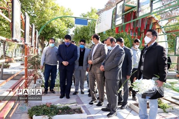 غبار روبی و گل افشانی قبور مطهر شهدای ورزشکار به مناسبت آغاز دهه فجر توسط جامعه ورزش  شهرستان شیراز