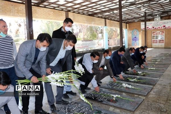 غبار روبی و گل افشانی قبور مطهر شهدای ورزشکار به مناسبت آغاز دهه فجر توسط جامعه ورزش  شهرستان شیراز