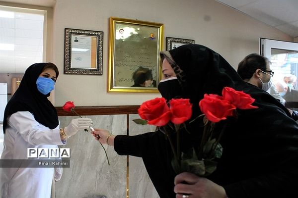 بازدید مدیرکل بهزیستی آذربایجان شرقی به مناسبت روز مادر از خانه سالمندان