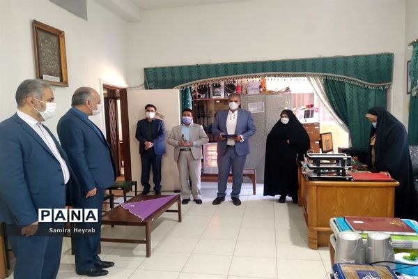 تجلیل مدیرکل آموزش و پرورش خراسان جنوبی ازکارکنان زن اداره کل در روز زن