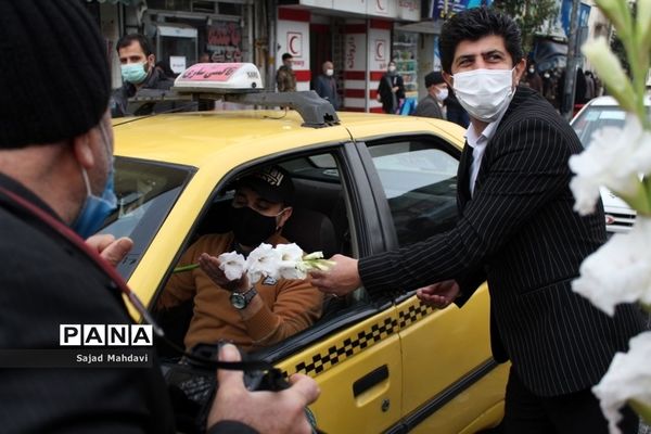 اهدای گل به پلیس راهنمایی و رانندگی در ساری