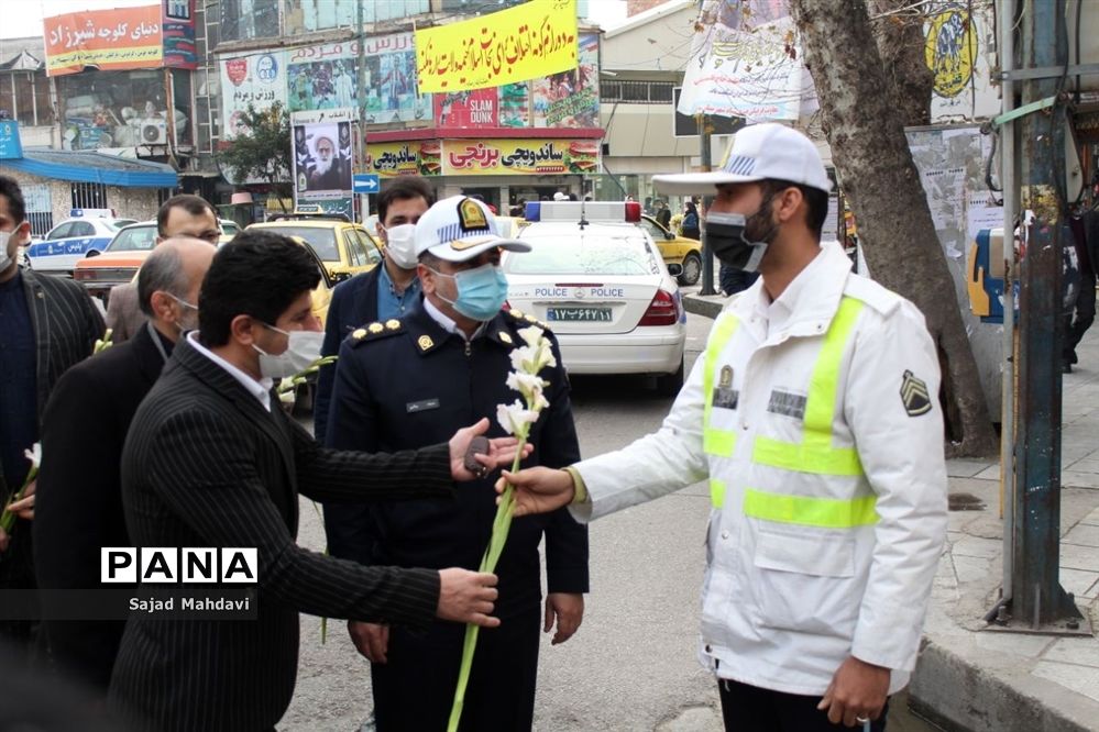 اهدای گل به پلیس راهنمایی و رانندگی در ساری