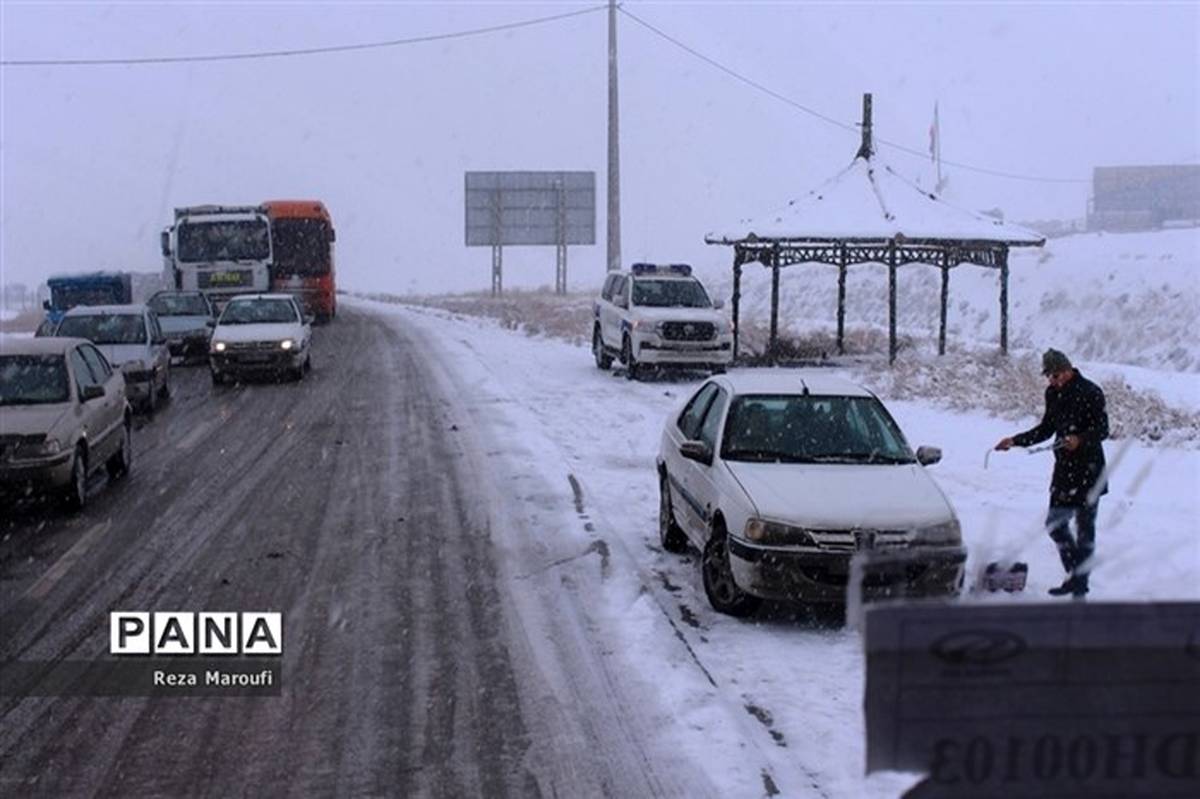 بارش برف و باران در جاده‌های ١١ استان