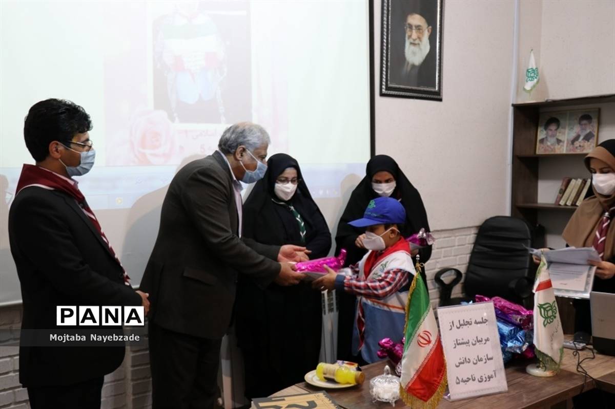 مراسم تجلیل از مربیان پیشتاز سازمان دانش‌آموزی ناحیه 5 مشهد