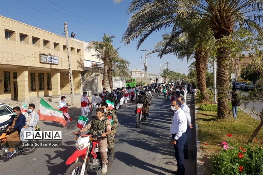 رژه موتورسواران و خودروها به مناسبت دهه فجر در ایرانشهر