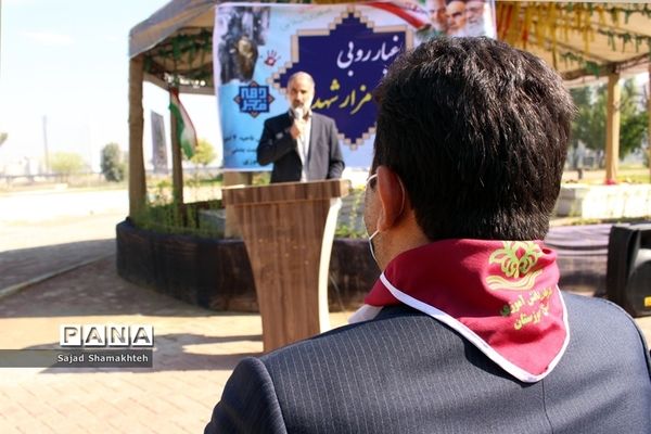غبار روبی مزار شهدای گمنام اهواز به‌مناسبت دهه فجر