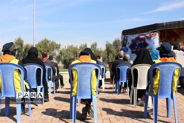 غبار روبی مزار شهدای گمنام اهواز به‌مناسبت دهه فجر