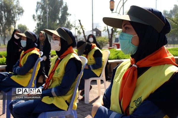 غبار روبی مزار شهدای گمنام اهواز به‌مناسبت دهه فجر