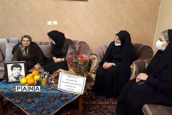 دیدار با خانواده شهید ایزدیار به مناسبت ایام دهه فجر
