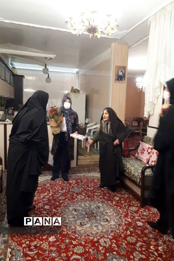 دیدار با خانواده شهید ایزدیار به مناسبت ایام دهه فجر
