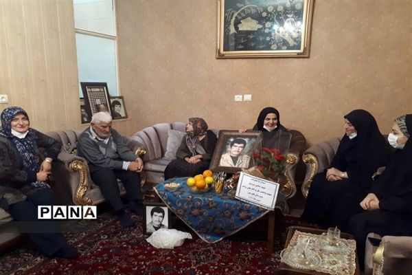 دیدار با خانواده شهید ایزدیار به مناسبت ایام دهه فجر