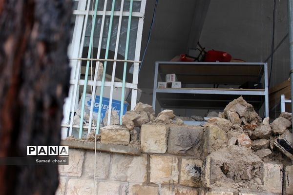 آسیب جدی زمین لرزه به  منازل مسکونی شهر سی سخت -1