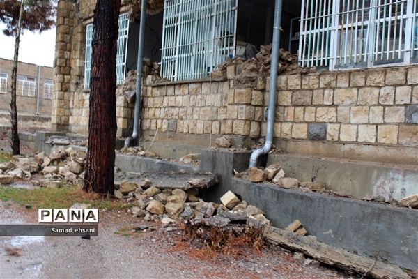 آسیب جدی زمین لرزه به  منازل مسکونی شهر سی سخت -1