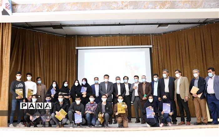 برگزاری تجلیل از رتبه های برتر کشوری و استانی آموزش و پرورش ناحیه2 کرمان در جشنواره تولید محتوای الکترونیکی رشد