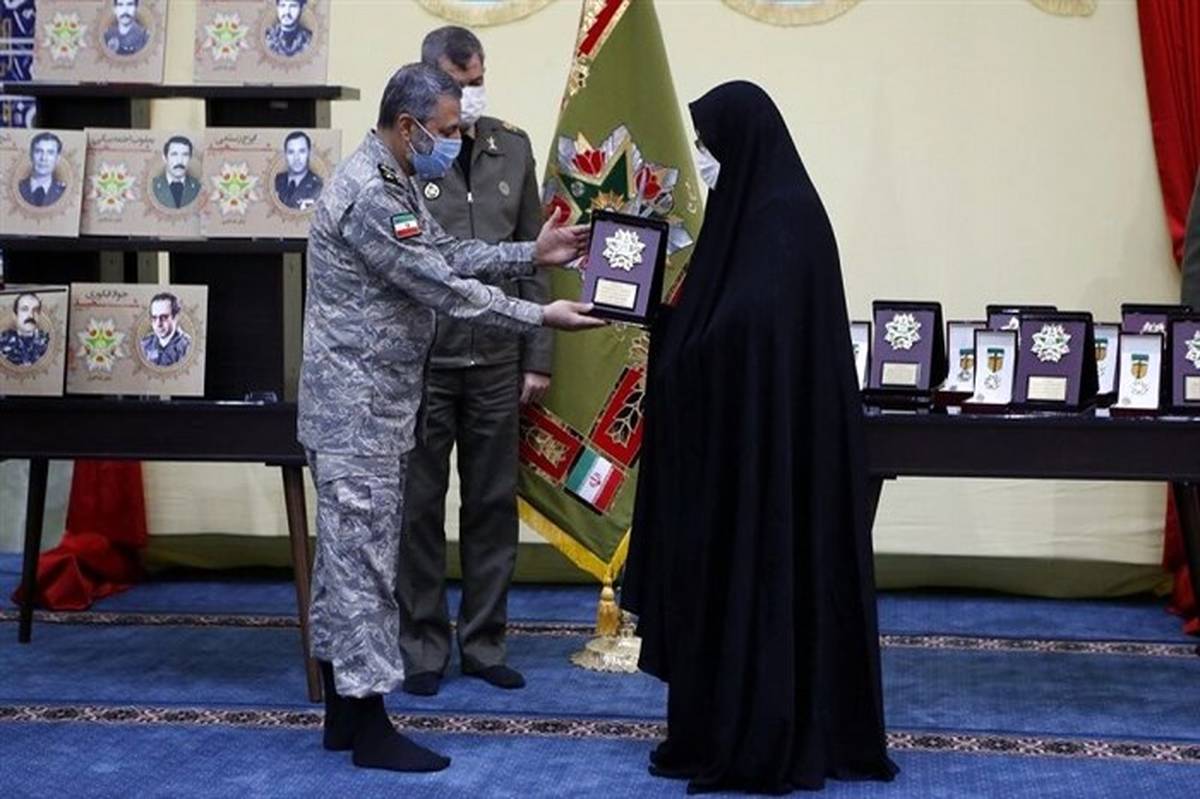 اهدای نشان فداکاری به خانواده فرماندهان شهید شاخص ارتش