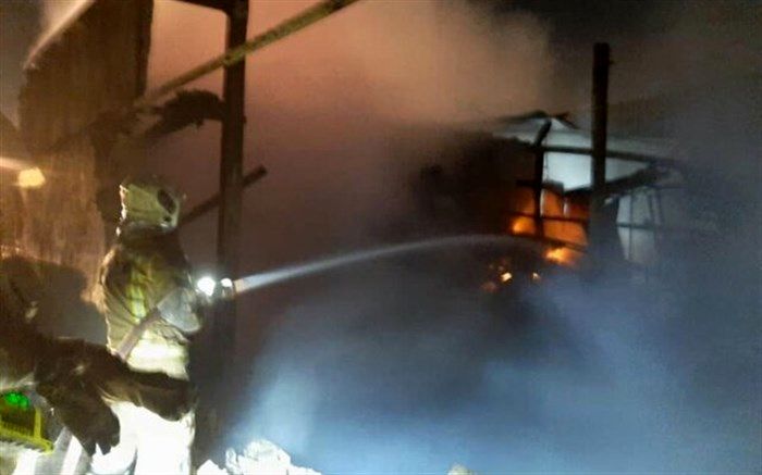 مصدوم شدن 3 آتش نشان در حریق کارگاه صنعتی تهران