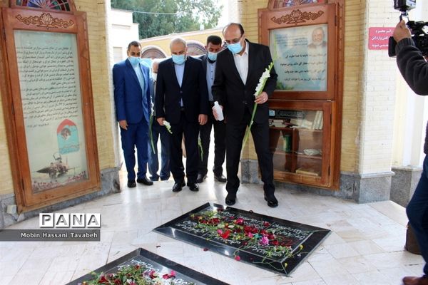 غبارروبی و عطر افشانی قبور مطهر شهدای بوشهر