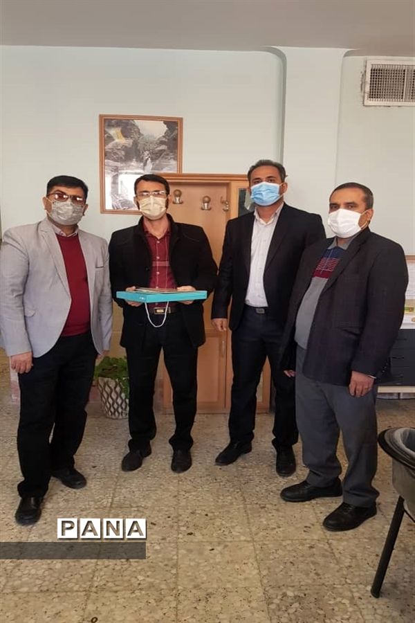 تجلیل از همکاران حوزه پرورشی و تربیت بدنی مدارس منطقه ۱۷