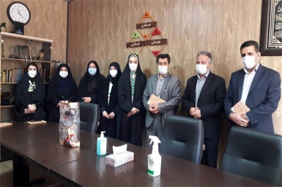 معاون پرورشی و تربیت بدنی و همکاران سازمان دانش آموزی ناحیه 3 کرج با کارکنان سازمان دانش آموزی استان دیدار کردند