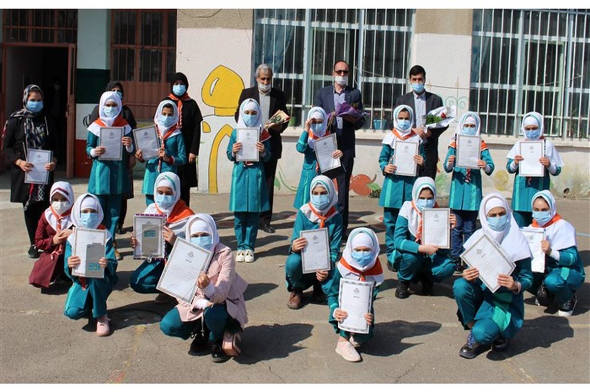تقدیر از دانش آموزان و مربیان پیشتازان دبستان شهید واحدی اردبیل