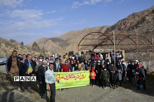 کاشت نهال توسط کوهنوردان نی ریزی بمناسبت روز درختکاری