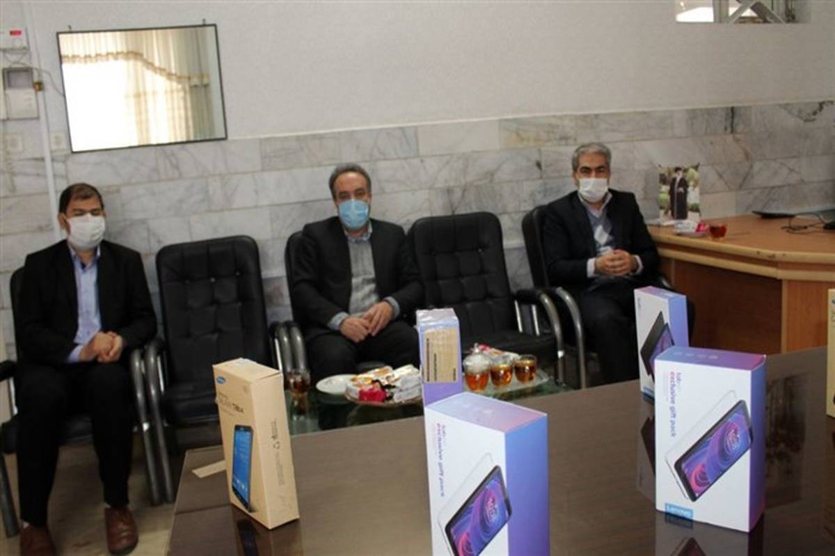 اهدای 6 دستگاه تبلت به دانش آموزان آموزشگاه شهید اسرافیل گنجی