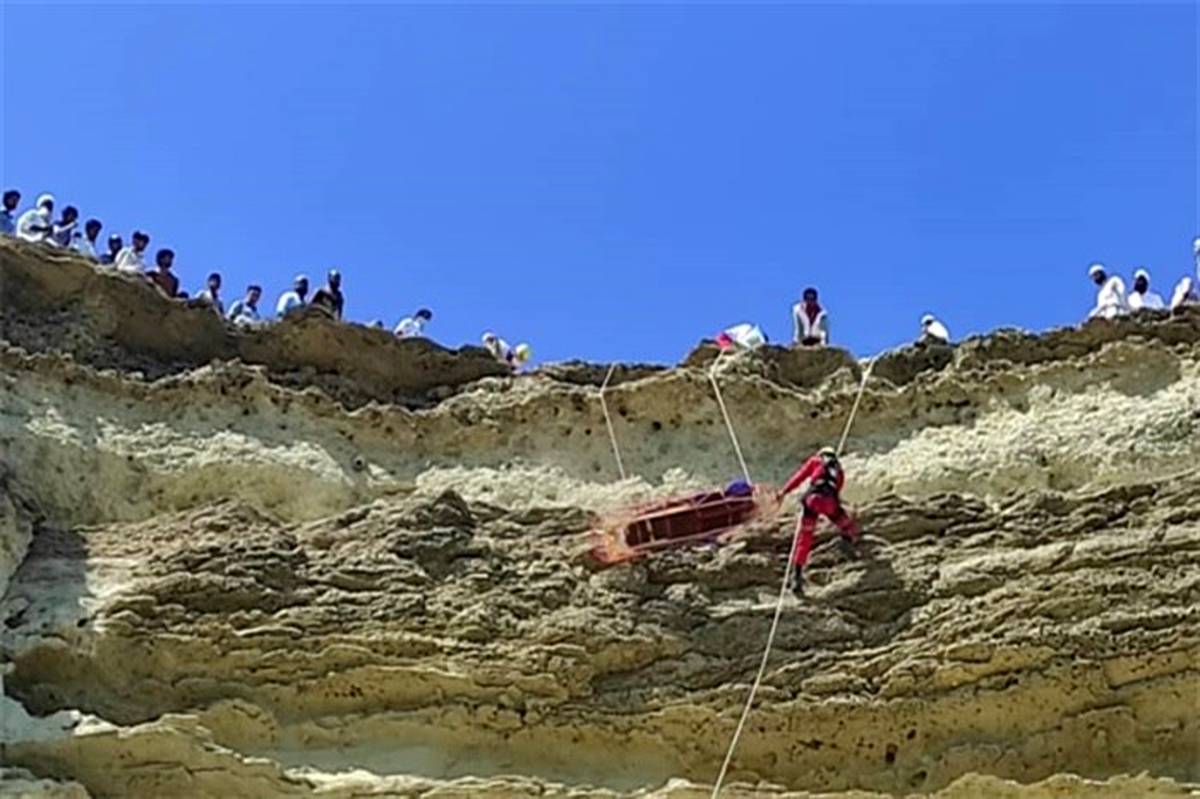 فردی بر اثر سقوط از صخره ساحلی در چابهار جان باخت