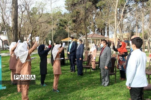 کاشت چند اصله نهال از سوی سازمان دانش‌آموزی جمهوری اسلامی