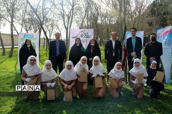 کاشت چند اصله نهال از سوی سازمان دانش‌آموزی جمهوری اسلامی