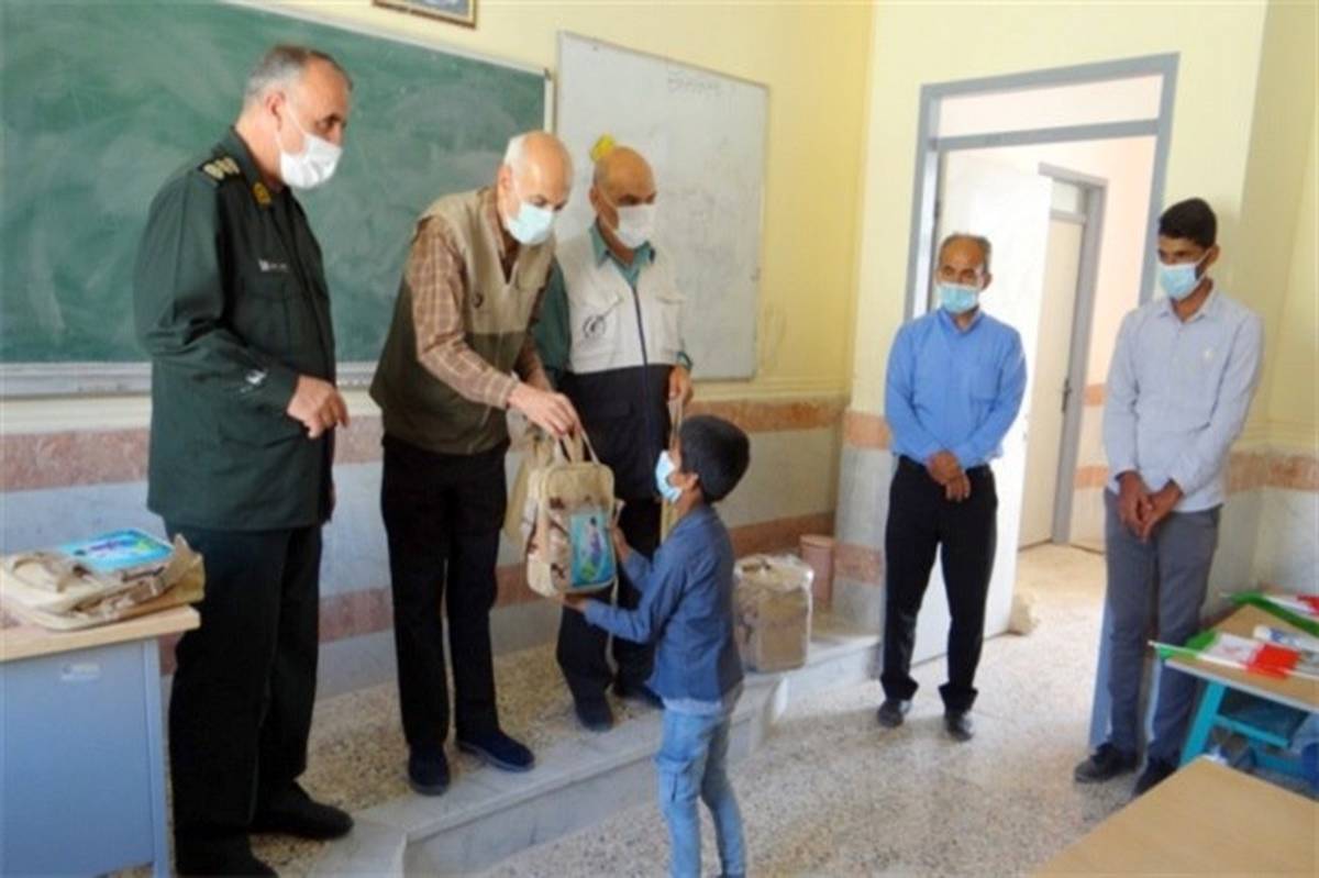 بسته‌های معیشتی،لوازم التحریر و اسباب بازی دانش آموزان در روستای بن‌بید  توزیع  شد