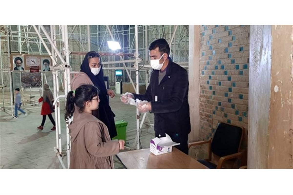 توزیع اقلام بهداشتی در میان گردشگر‌ان نو‌روز‌ی در گنبد سلطانیه