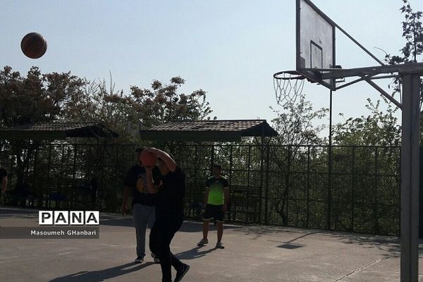 ورزشکاران رشته فوتبال و بسکتبال در پارک طالقانی
