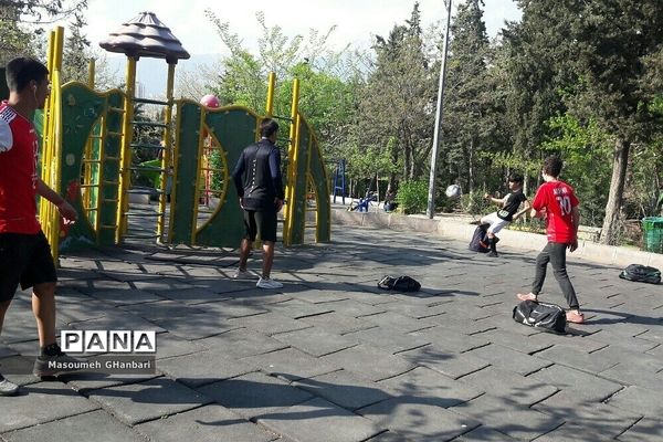 ورزشکاران رشته فوتبال و بسکتبال در پارک طالقانی