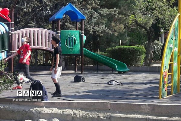 ورزشکاران رشته فوتبال و بسکتبال در پارک طالقانی