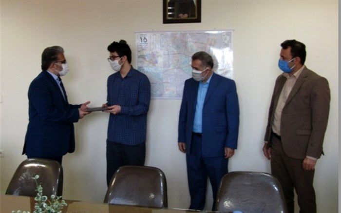 تجلیل از مهرداد آفاقی، مدال آور المپیاد شیمی، دانش آموز منطقه ۱۵ تهران