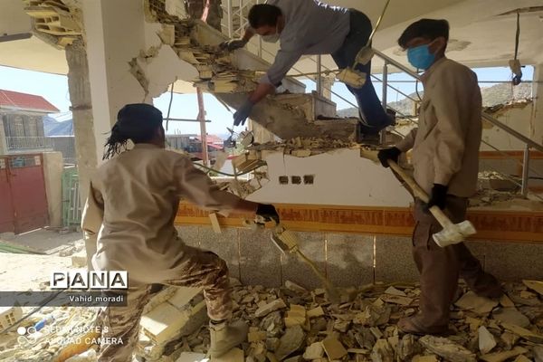 کمک رسانی نیروهای کمیته خادمین شهدای کرمانشاه به مناطق زلزله زده سیسخت (دنا)