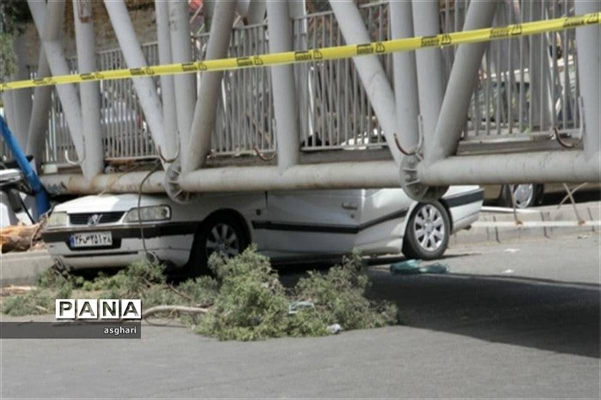 یک کشته و 3 مجروح در حادثه برخورد تریلی با پل عابرپیاده